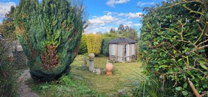 Property grounds - 3 Bedroom Bungalow with Parking, Garden, WIFI, Netflix, Sleeps upto 7 (luton)