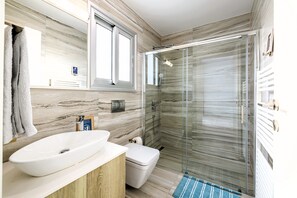 Bathroom - Family Beach Villa Near Paphos – Private Pool, Hot Tub, 5 Bedrooms for 11 (Kissonerga)