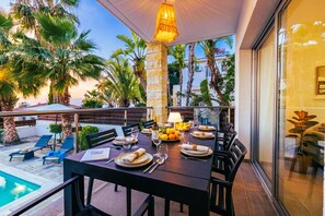 Outdoor dining - Family Beach Villa Near Paphos – Private Pool, Hot Tub, 5 Bedrooms for 11 (Kissonerga)