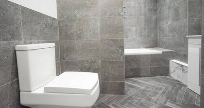 A - Delux 2-bedroom apartment in the center of Thatcham