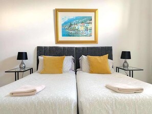 2 habitaciones, tabla de planchar con plancha, cuna de viaje y wifi 