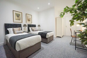 2 bedrooms, iron/ironing board, travel cot, WiFi - A - Delux 2-bedroom apartment in the center of Thatcham (Thatcham)