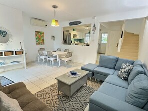 Living area - Secure & Peaceful Residence – Beach 600m & Nearby Amenities (Flic-en-Flac)