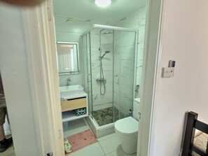 Suihku, hiustenkuivaaja, pyyhkeet, saippua