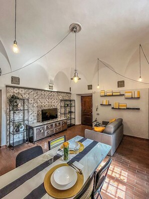 Apartment | Living area | 40-inch flat-screen TV with satellite channels - La dimora di GI - Nel centro storico di Viterbo (Viterbo)