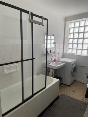 Bathroom - Central 2-room apartment with balcony and nice view (Saint-Étienne-de-Baïgorry)