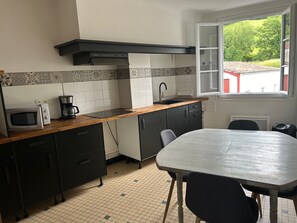 Private kitchen - Central 2-room apartment with balcony and nice view (Saint-Étienne-de-Baïgorry)