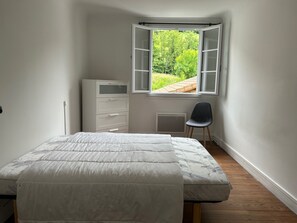 Room - Central 2-room apartment with balcony and nice view (Saint-Étienne-de-Baïgorry)