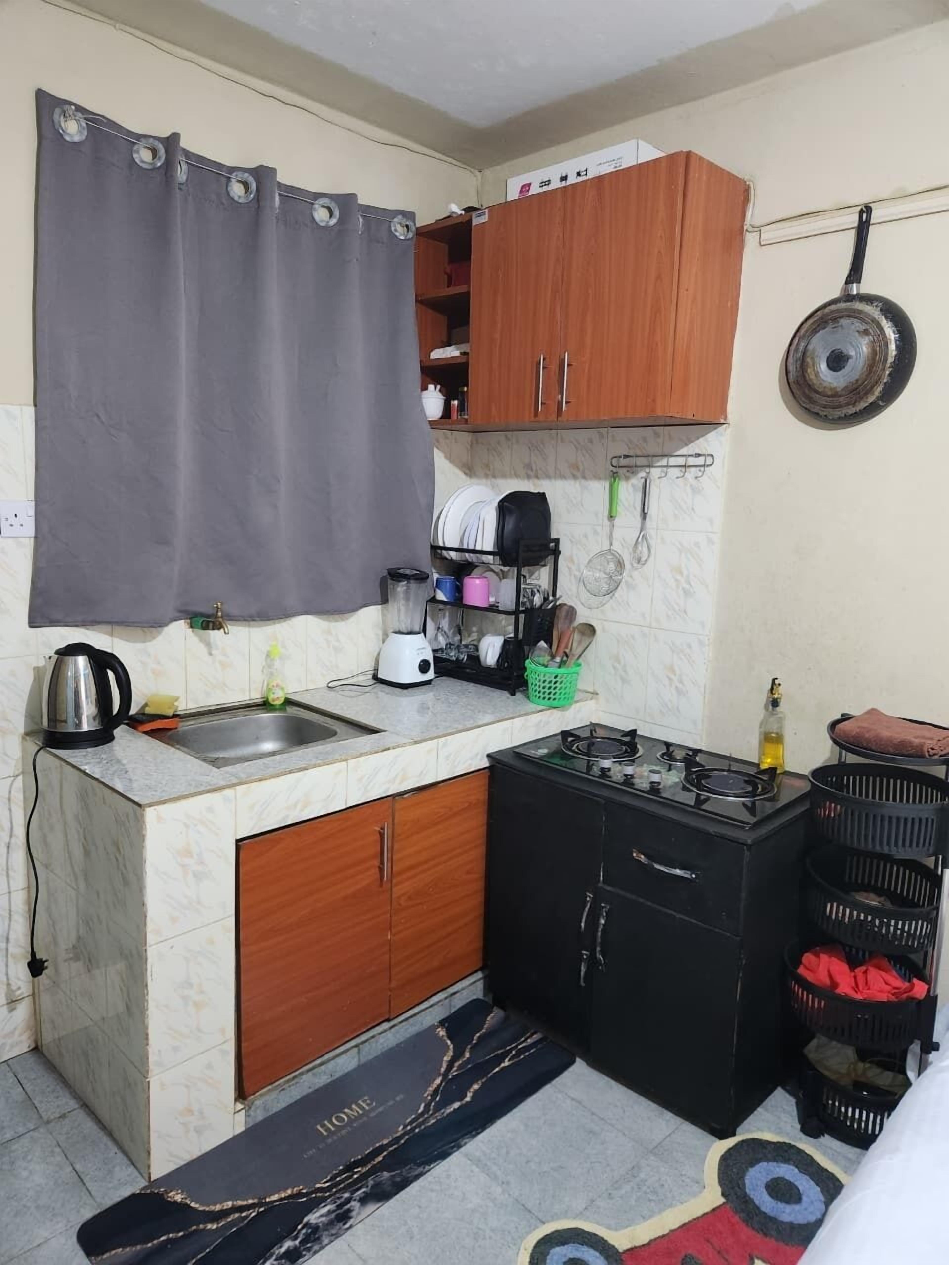 Frigorífico, placa de cocina, hervidor eléctrico y utensilios de cocina