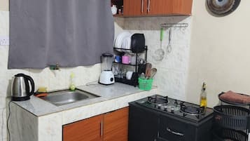 Frigorífico, placa de cocina, hervidor eléctrico y utensilios de cocina
