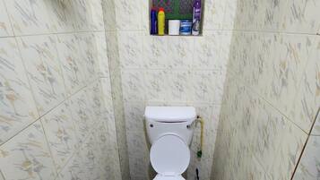 Ducha, toallas, jabón y champú