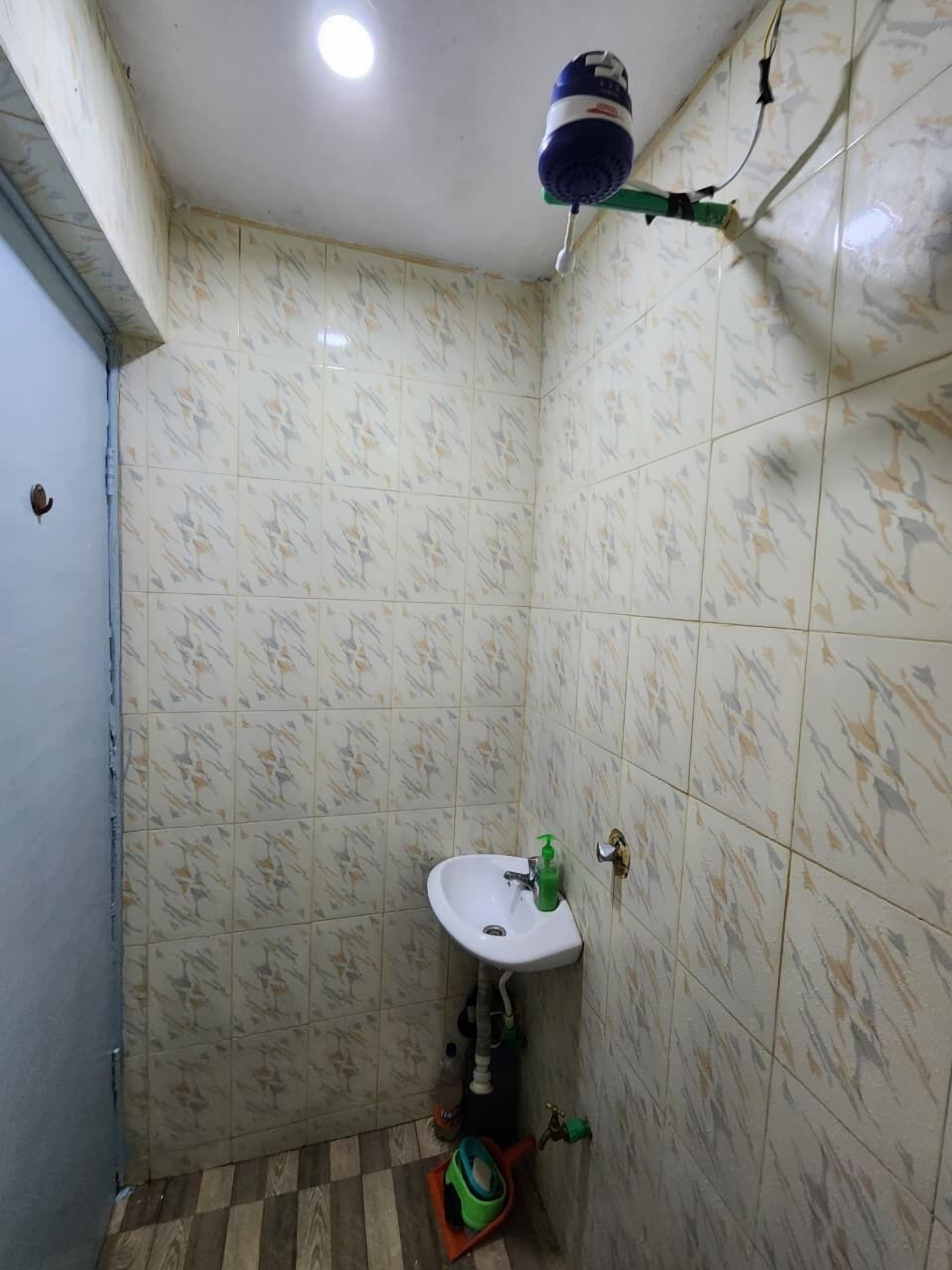 Shower, towels, soap, shampoo