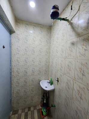 Regadera, toallas, jabón, shampoo 