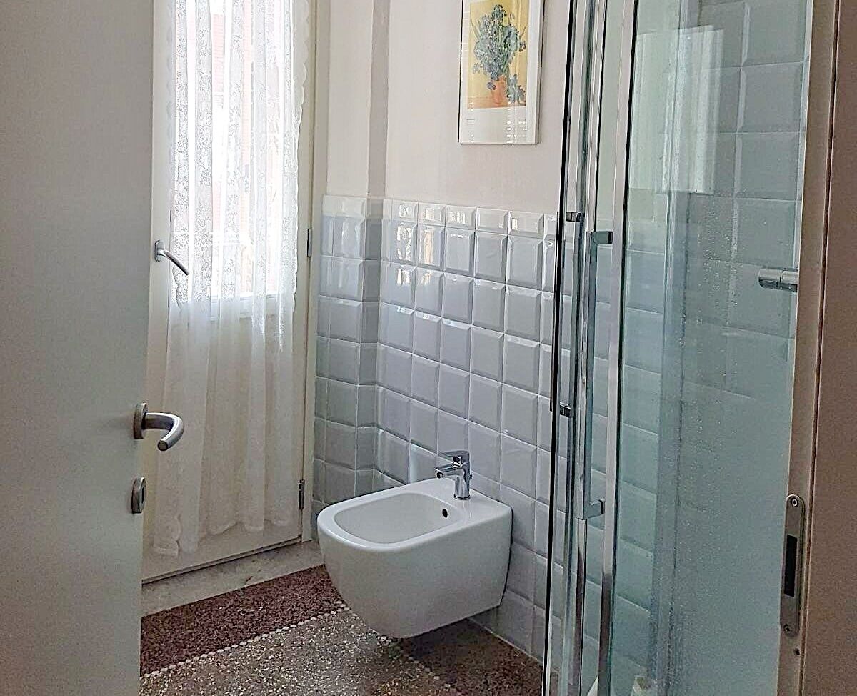 Bruser, hårtørrer, bidet, håndklæder