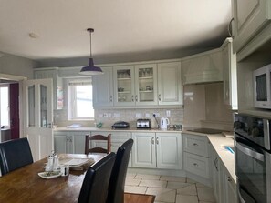 Private kitchen - 4-Bed Coastal House, On the WAW, just Minutes from Doonbeg & Lahinch Golf Vourse (CE)