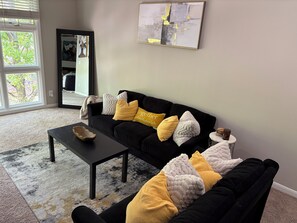 Living area - Cozy 1-bedroom apartment (Plano)