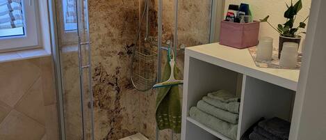Secadora de cabello, toallas, jabón, papel de baño