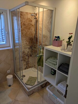 Haartrockner, Handtücher, Seife, Toilettenpapier