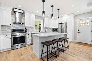 Private kitchen - La Oasis: Entire Luxury SFH w 5 BR/3 BA near BOS (Everett)