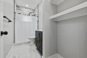 Hair dryer, towels, soap, toilet paper - La Oasis: Entire Luxury SFH w 5 BR/3 BA near BOS (Everett)
