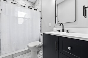 Hair dryer, towels, soap, toilet paper - La Oasis: Entire Luxury SFH w 5 BR/3 BA near BOS (Everett)