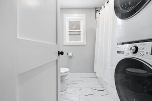 Hair dryer, towels, soap, toilet paper - La Oasis: Entire Luxury SFH w 5 BR/3 BA near BOS (Everett)