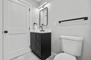 Secadora de cabello, toallas, jabón, papel de baño 