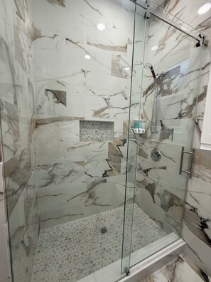 Shower, hair dryer, towels, soap - Spacious Residence: 7 miles from Manhattan, NYC (North Bergen)