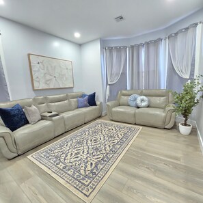 Smart TV - Spacious Residence: 7 miles from Manhattan, NYC (North Bergen)