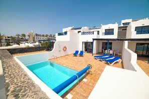 Pool - Spectacular villa with sea views in 1st line of sea with heated swimming pool (Playa Blanca)