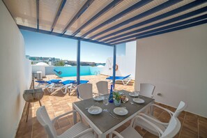 Outdoor dining - Spectacular villa with sea views in 1st line of sea with heated swimming pool (Playa Blanca)