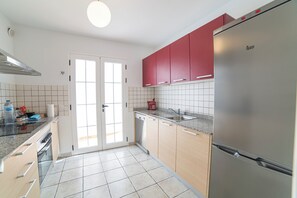 Private kitchen - Spectacular villa with sea views in 1st line of sea with heated swimming pool (Playa Blanca)