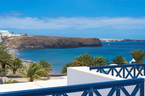 Property grounds - Spectacular villa with sea views in 1st line of sea with heated swimming pool (Playa Blanca)