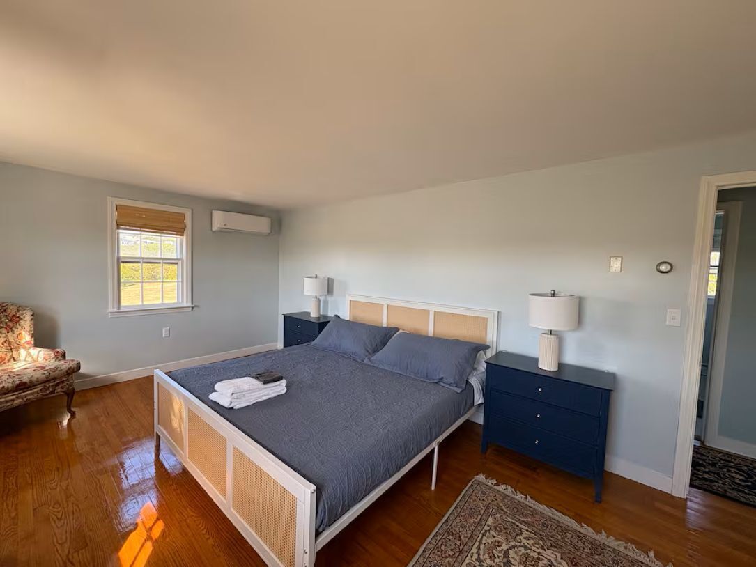 4 habitaciones, tabla de planchar con plancha y cuna de viaje 