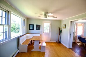 Dining - Pondside /Pet-Friendly /Block Island /AC /4BR (New Shoreham)