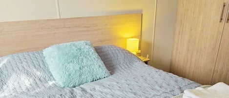 2 bedrooms, iron/ironing board, Internet, bed sheets