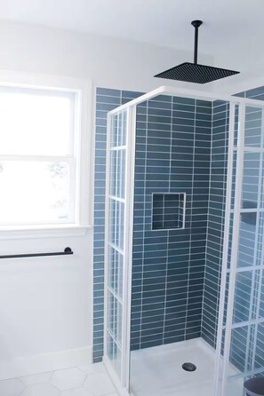 Hair dryer, towels, soap, shampoo - Clean & Newly Renovated 4BR w/Hot tub & AC (New Shoreham)