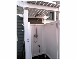 Property grounds - Clean & Newly Renovated 4BR w/Hot tub & AC (New Shoreham)