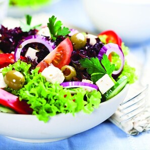 Ensalada con diferentes verduras y queso.