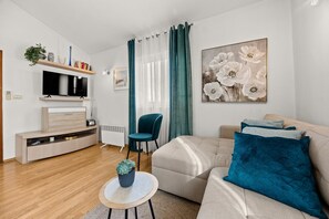 TV, fireplace - Kacana Blue - House with Pool, Billiards and Darts (Vodnjan)