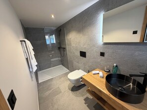 Phòng đôi tiện nghi đơn giản, quang cảnh vườn | Phòng tắm