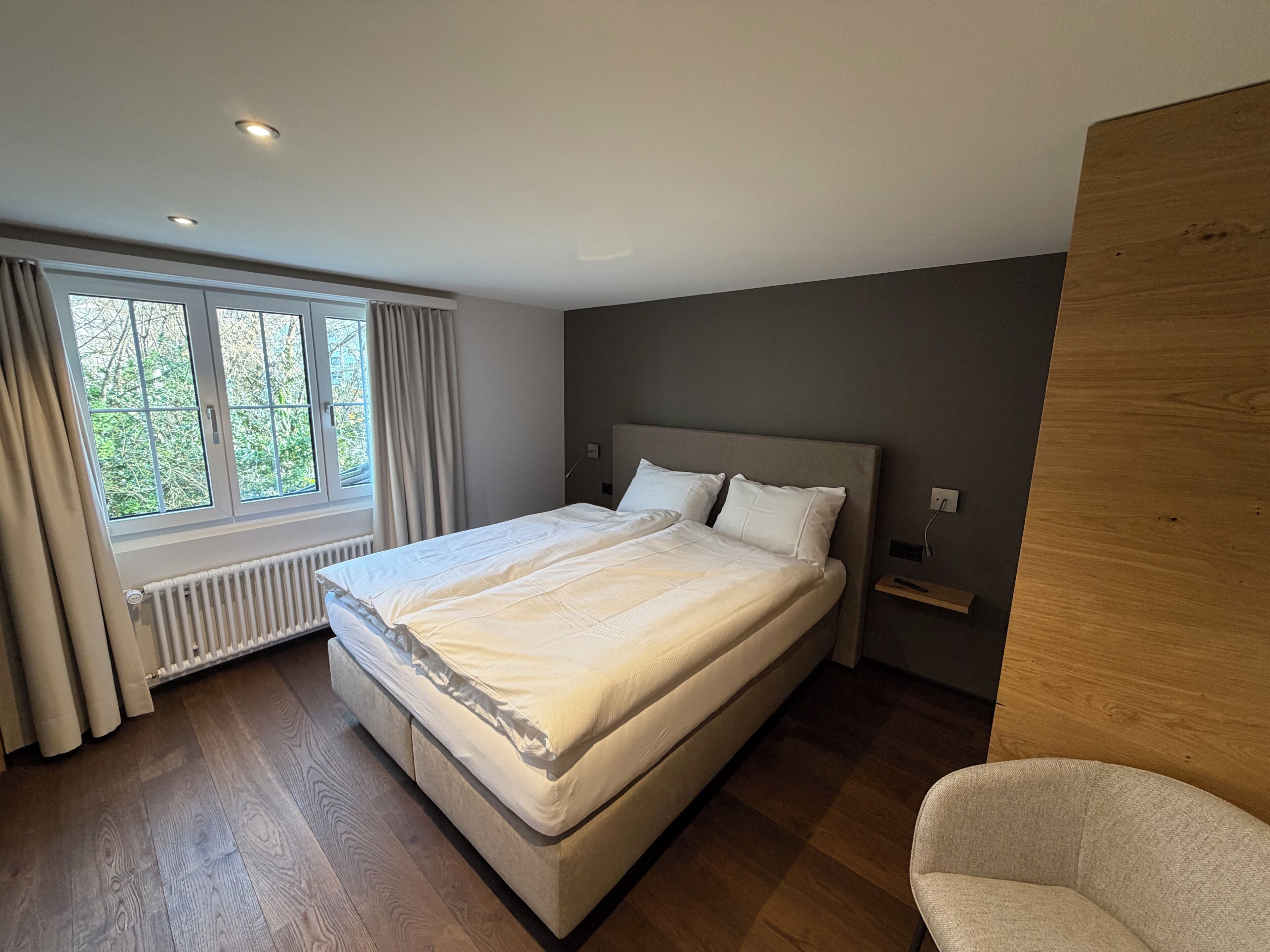 Phòng đôi tiện nghi đơn giản, quang cảnh vườn