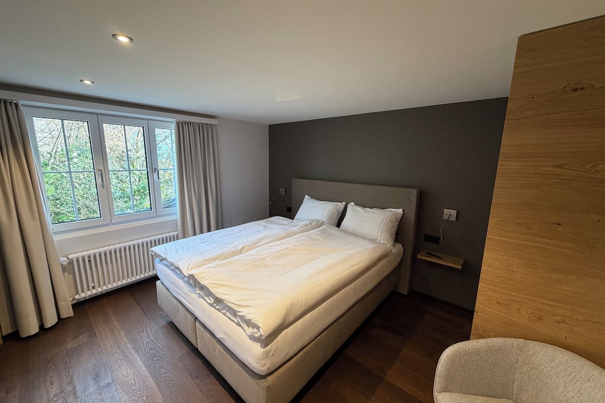 Phòng đôi tiện nghi đơn giản, quang cảnh vườn