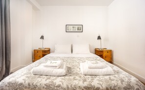 1 habitación, tabla de planchar con plancha, wifi gratis y ropa de cama 