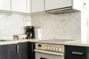 Kühlschrank, Ofen, Wasserkocher mit Kaffee-/Teezubehör