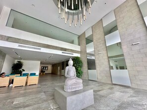 Apartament, balcó, vistes parcials al mar | Vestíbul
