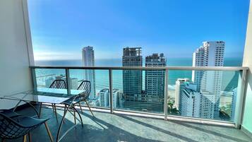 Apartment, Balkon, eingeschränkter Meerblick | Speisen im Freien