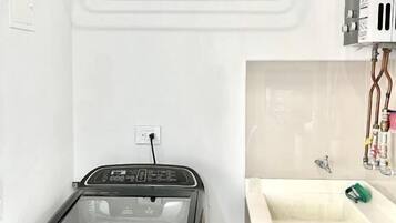 Apartment, Balkon, eingeschränkter Meerblick | Innenbereich