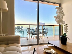 Apartemen, balkon, pemandangan laut terbatas | Area keluarga