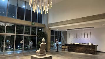 Departamento, balcón, vista parcial al mar | Lobby